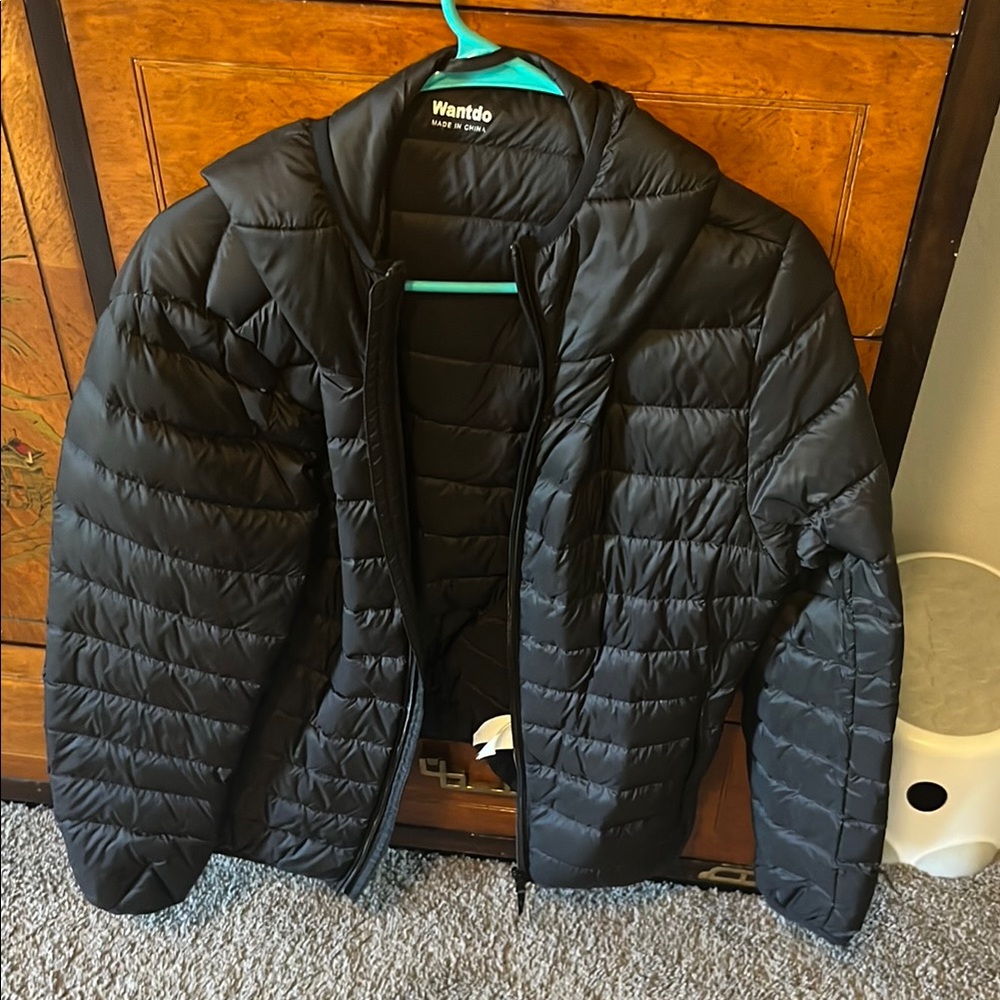 Sleek Black Puffer Jacket with Quilted Design